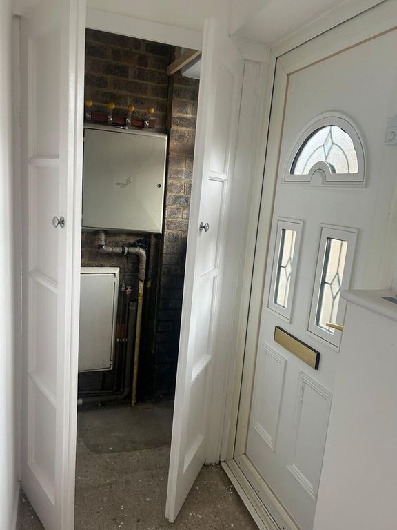 Property photo 2 of 14 Cloakroom