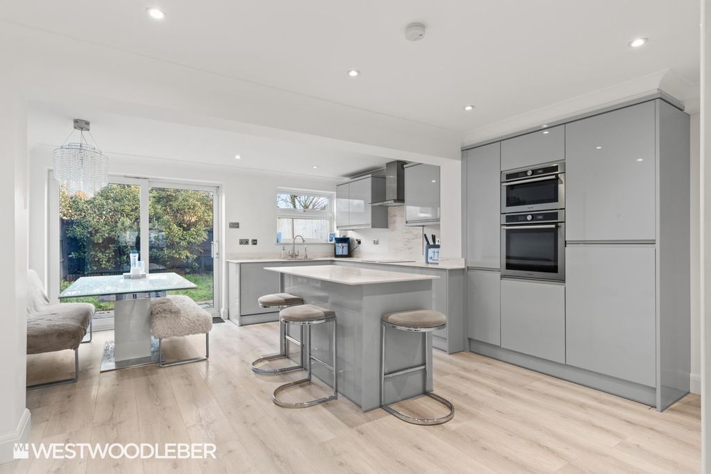 Property photo 2 of 24 Woolmansclose_7.Jpg