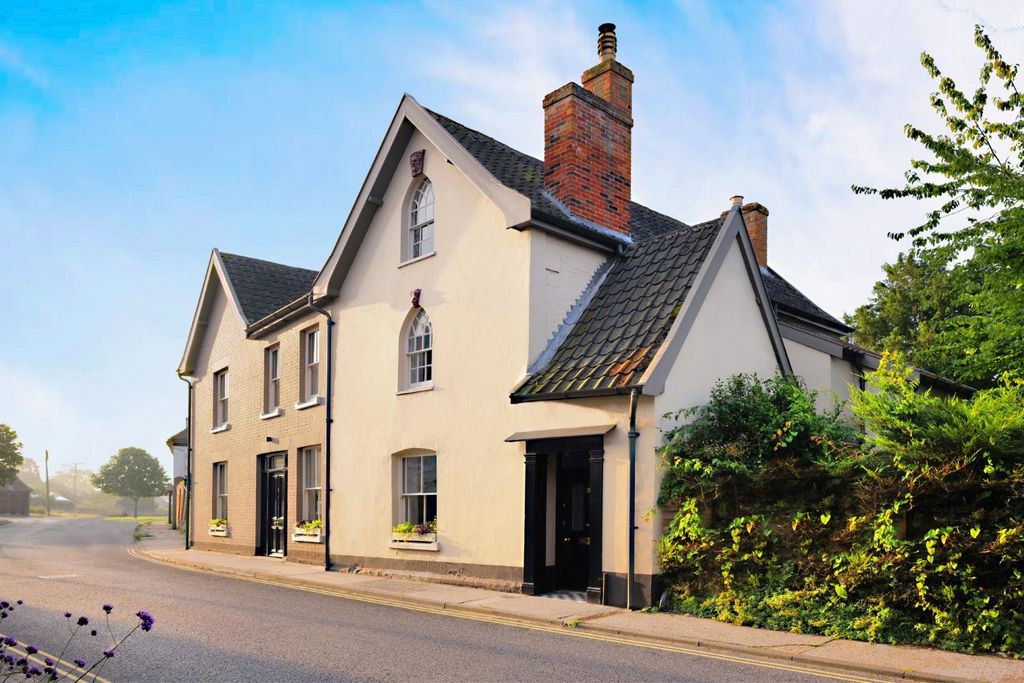 Property photo 1 of 25 East Lodge