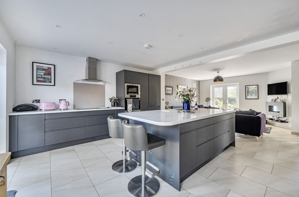 Property photo 3 of 27