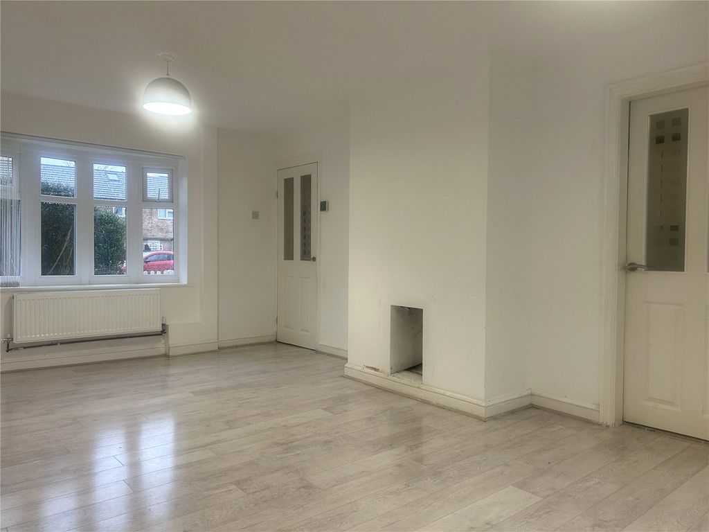 Property photo 3 of 14 Lounge