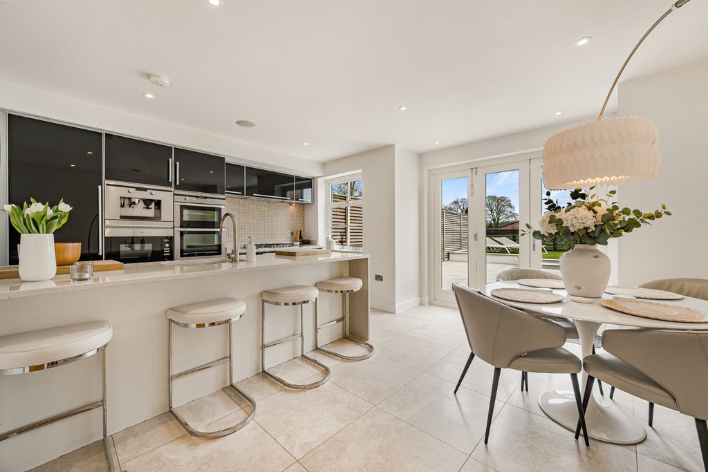 Property photo 2 of 25 Kitchen/Diner