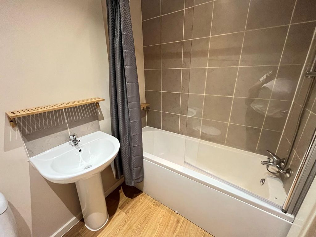 Property photo 2 of 8 Bathroom.Jpg