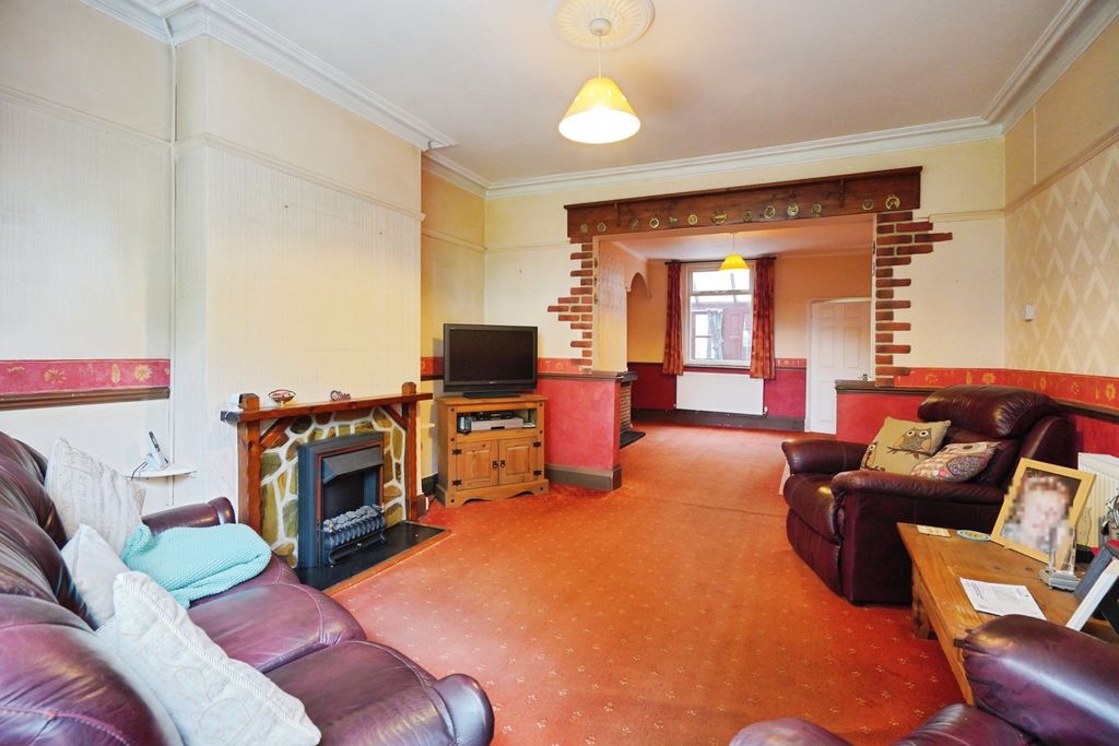 Property photo 3 of 20 Lounge