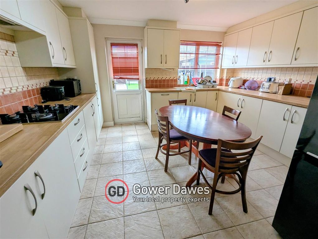 Property photo 3 of 14 Kitchen