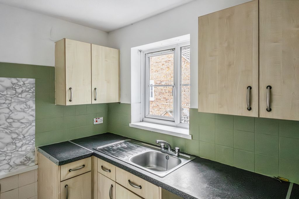 Property photo 3 of 16 18 Wessex Close, Hungerford, Berkshire, Rg17 0Nt