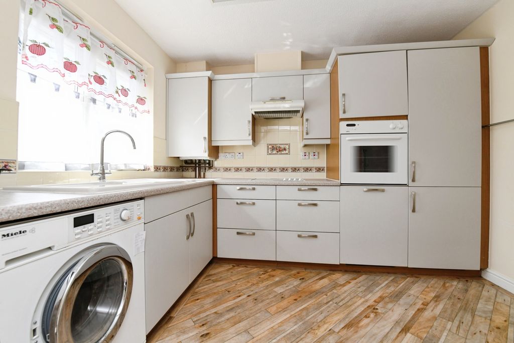 Property photo 3 of 17 Kitchen