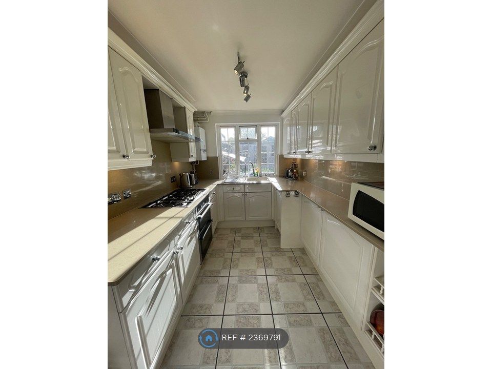 Property photo 3 of 11 Kitchen
