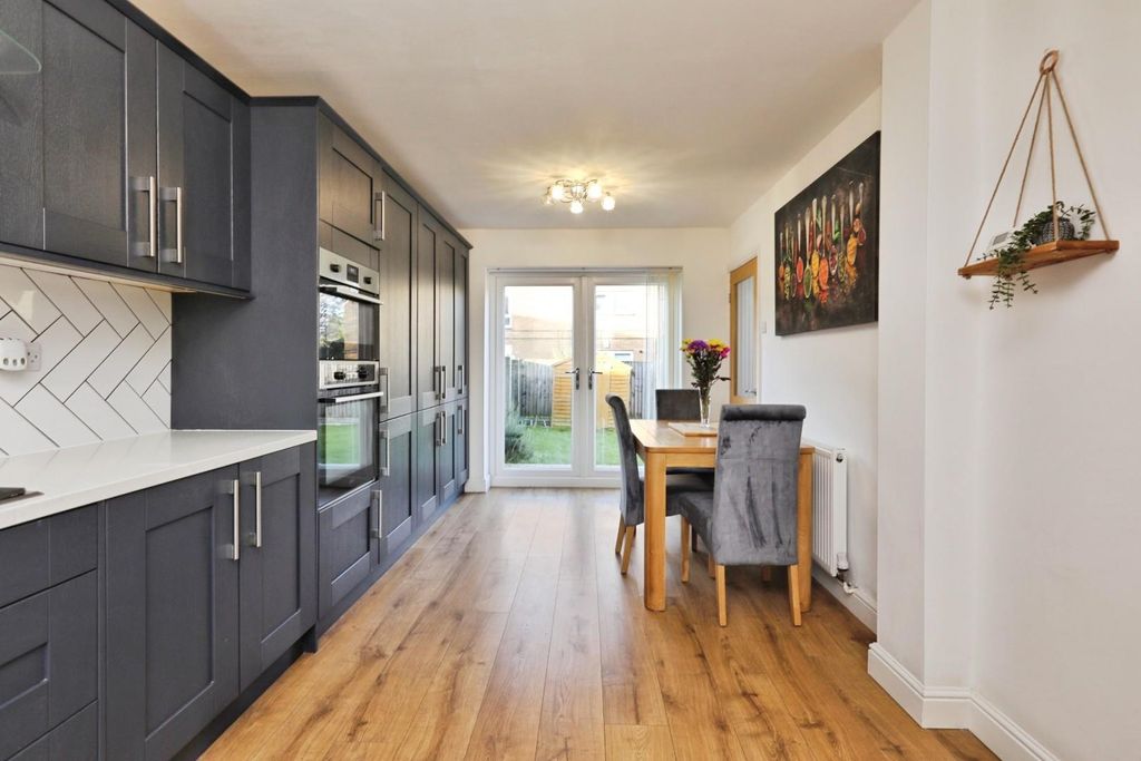 Property photo 1 of 20 Dining Kitchen