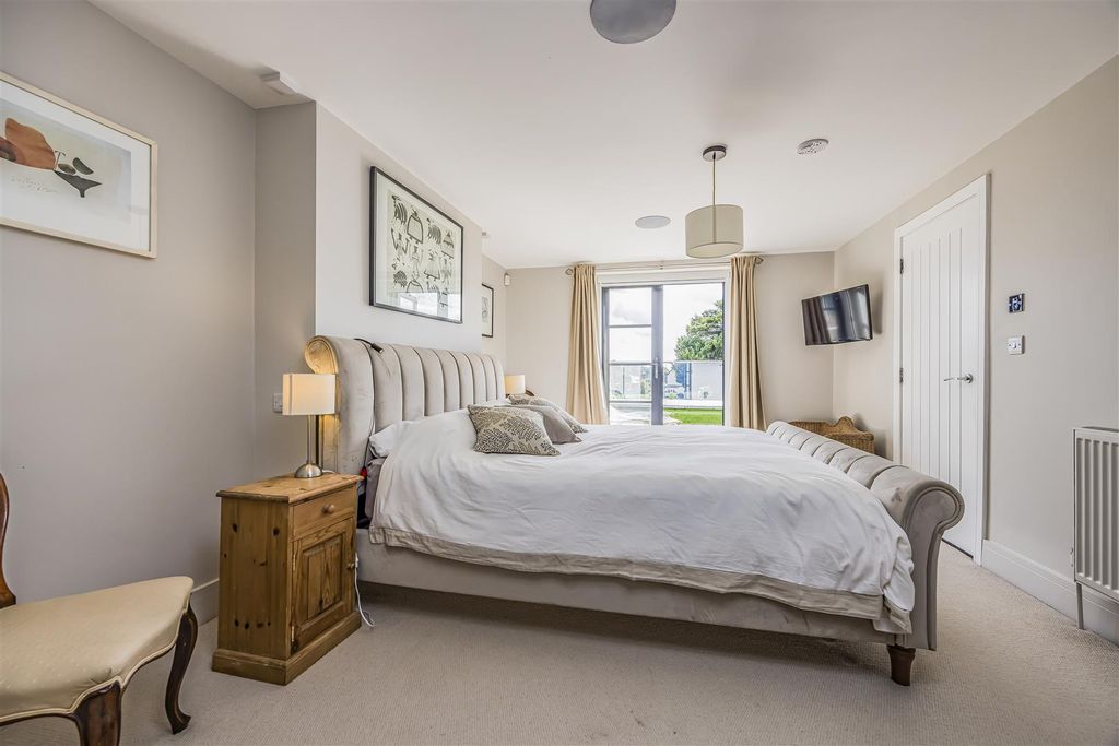 Property photo 2 of 39 White House, Little Hyden Lane, Waterlooville-Port