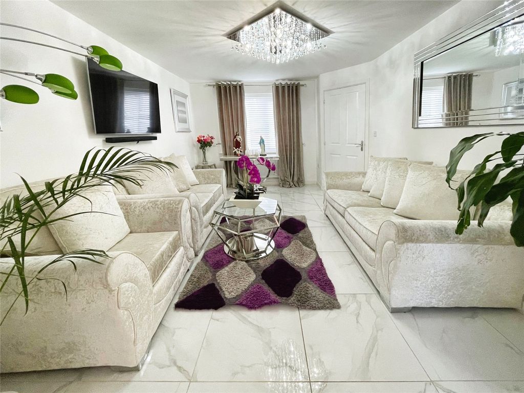 Property photo 2 of 18 Lounge