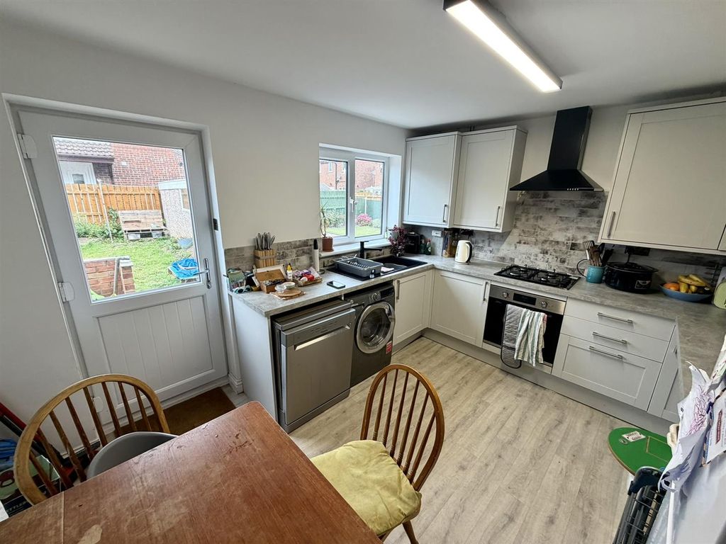 Property photo 2 of 7 Kitchen