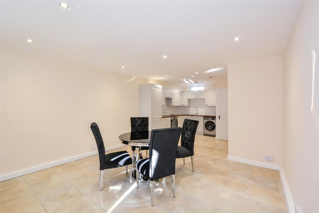 Property photo 3 of 20 Kitchen/Dining Room