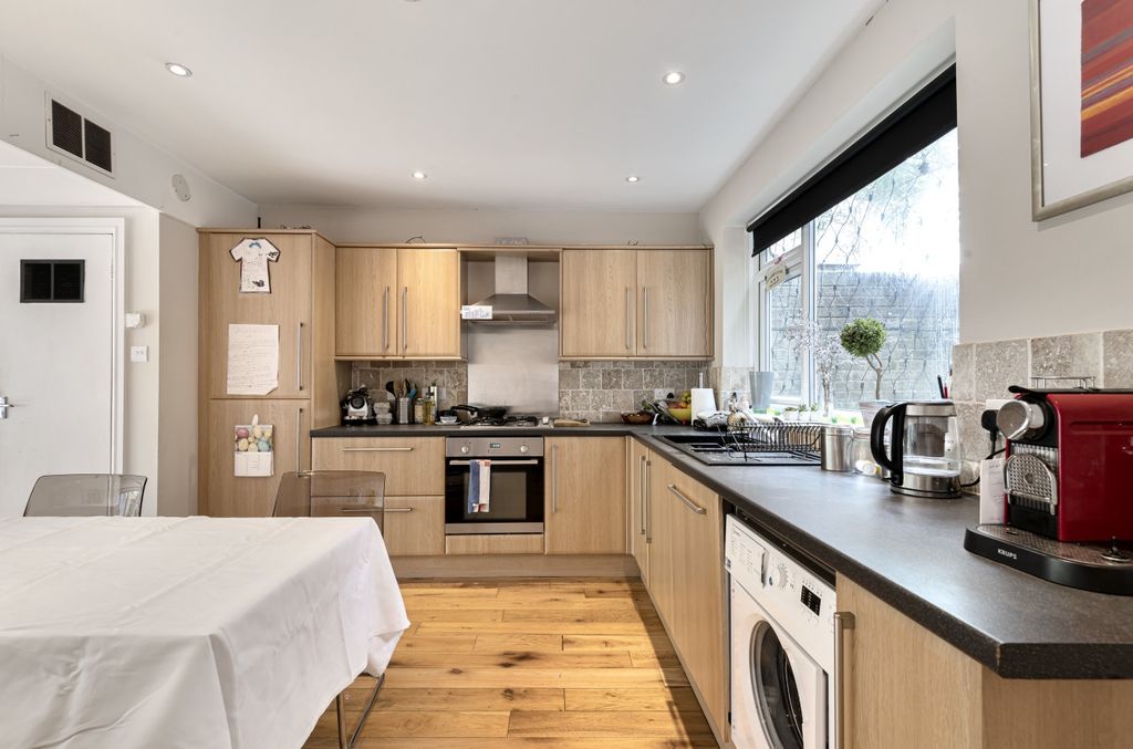 Property photo 3 of 19 Kitchen