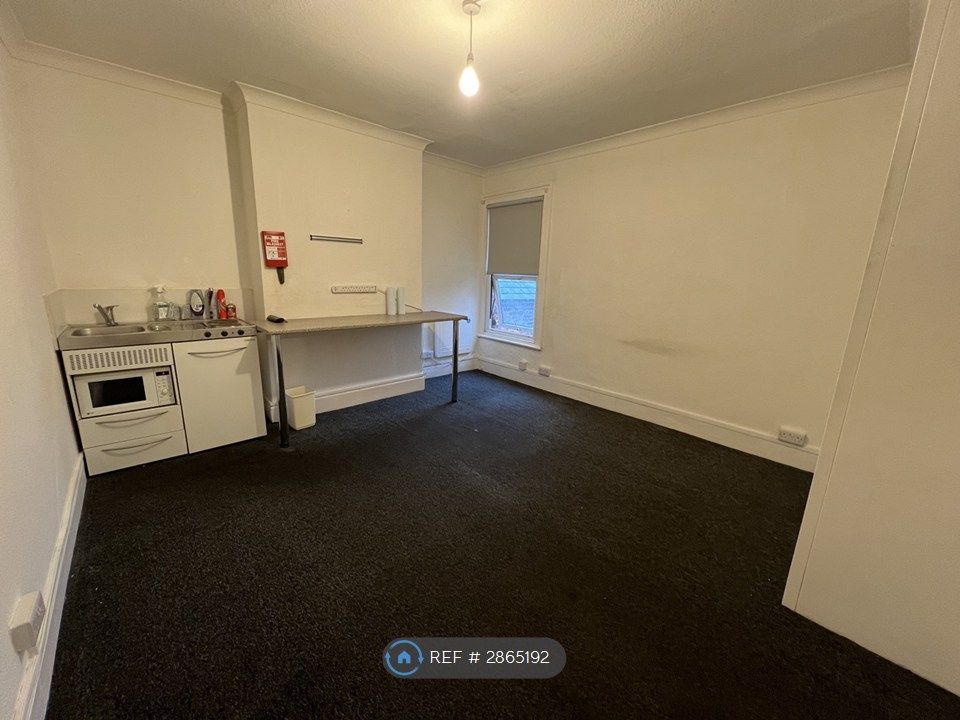 Property photo 1 of 6 Kitchen Bedsit