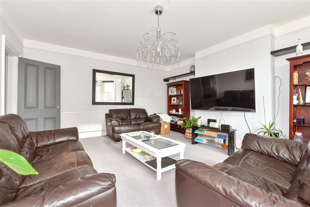 Property photo 2 of 11 Lounge