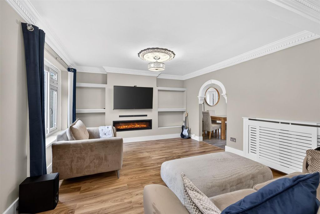 Property photo 2 of 22 Lounge