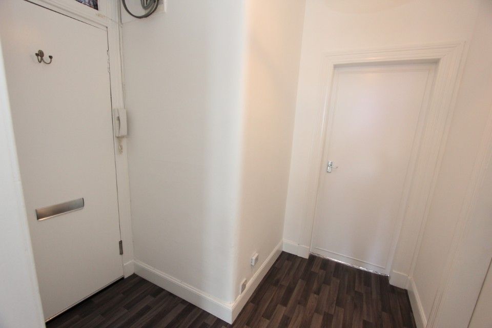 Property photo 2 of 11 Hall