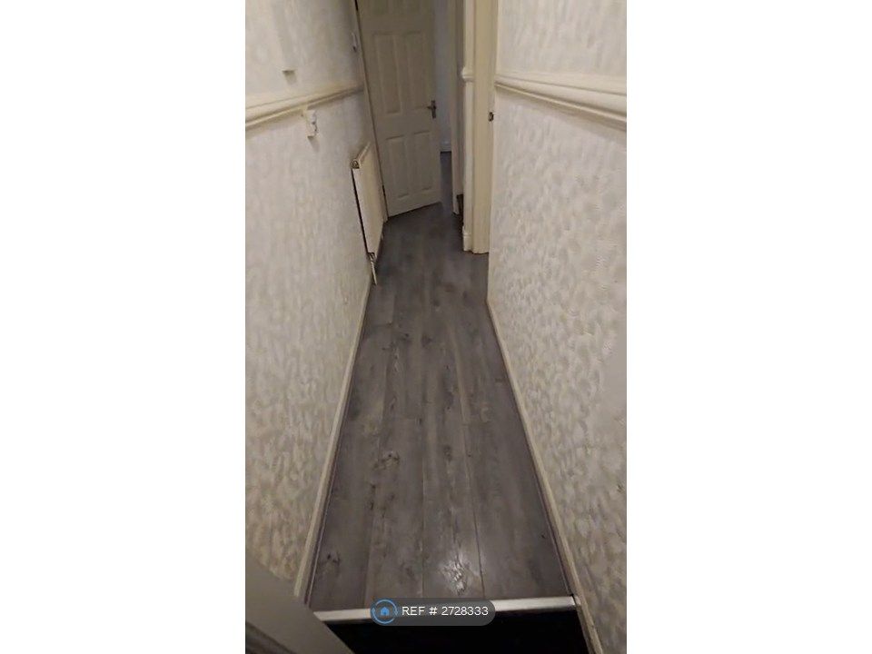 Property photo 3 of 18 Entrance Hallway