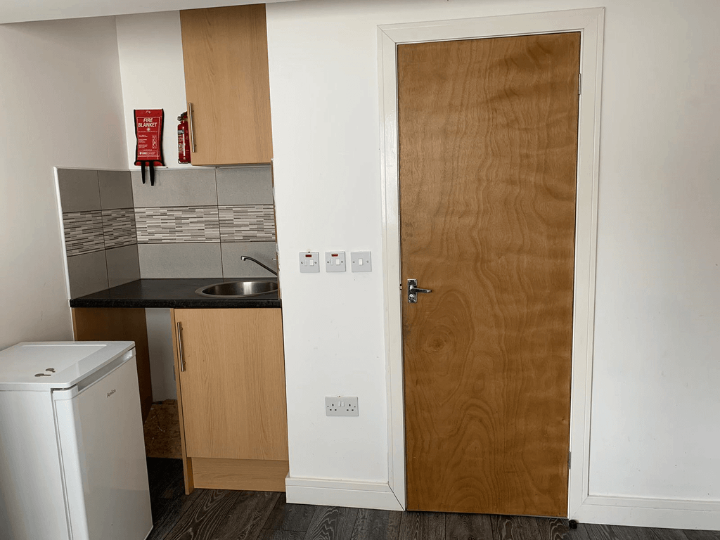 Property photo 1 of 5 Small Size Studio Flat Ideal For Single Working Person-£900