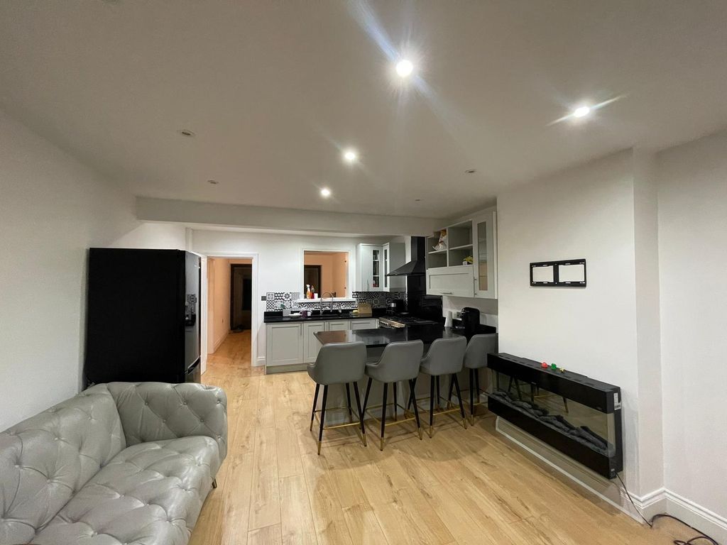 Property photo 2 of 27 101 Feenan Highway Tilbury Rm18 8Ex (12).Jpeg