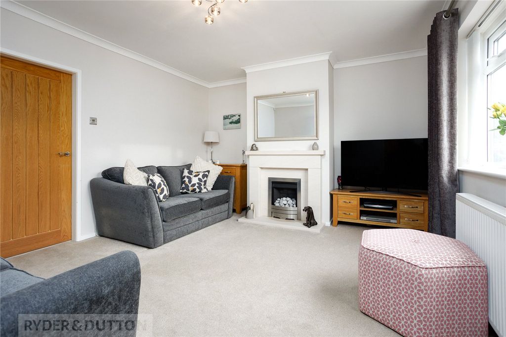 Property photo 3 of 19 Lounge