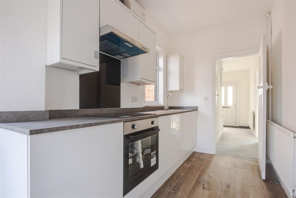 Property photo 3 of 11 Kitchen