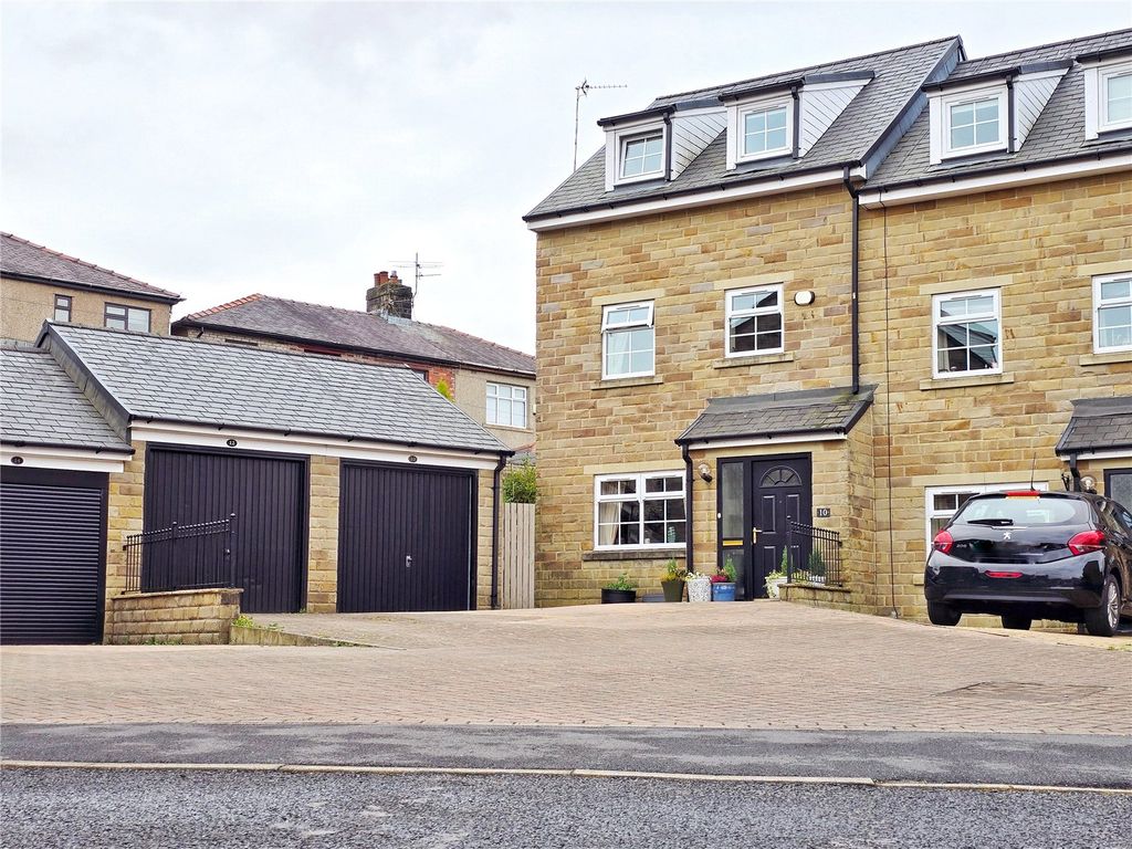 Property photo 1 of 27 Modern End Townhouse