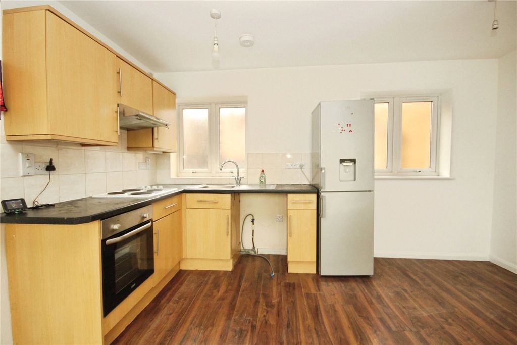 Property photo 3 of 10 Kitchen