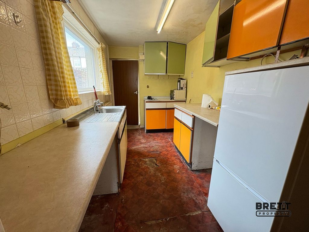 Property photo 3 of 9 Kitchen