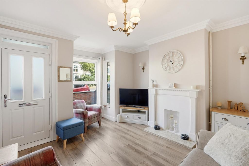 Property photo 2 of 23 14_Avenue_Road_003.Jpg