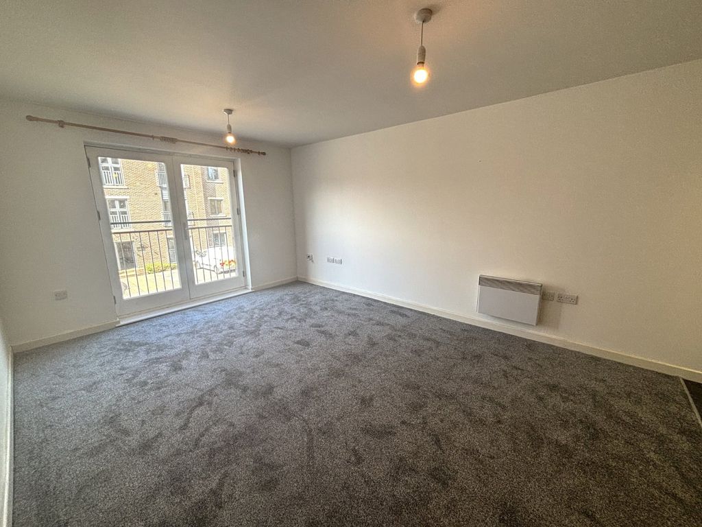 Property photo 2 of 9 Living Space