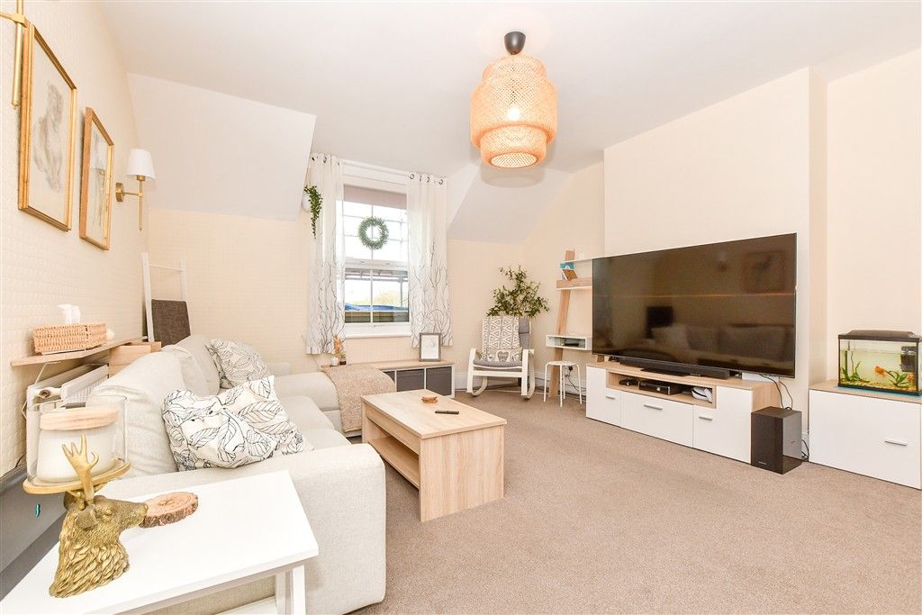 Property photo 2 of 12 Lounge