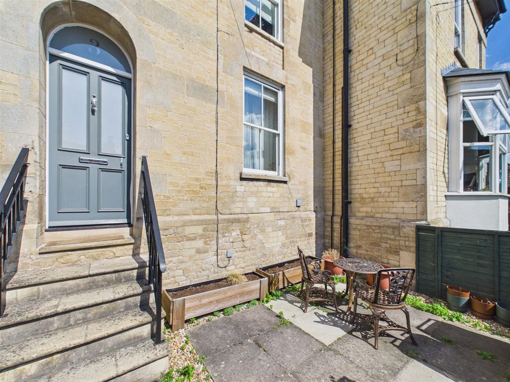 Property photo 2 of 11 Courtyard