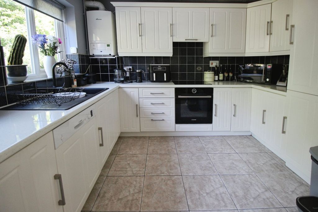 Property photo 3 of 16 Kitchen