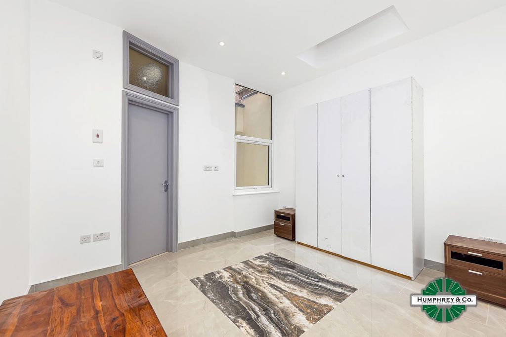 Property photo 2 of 7 Studio Flat For Rent