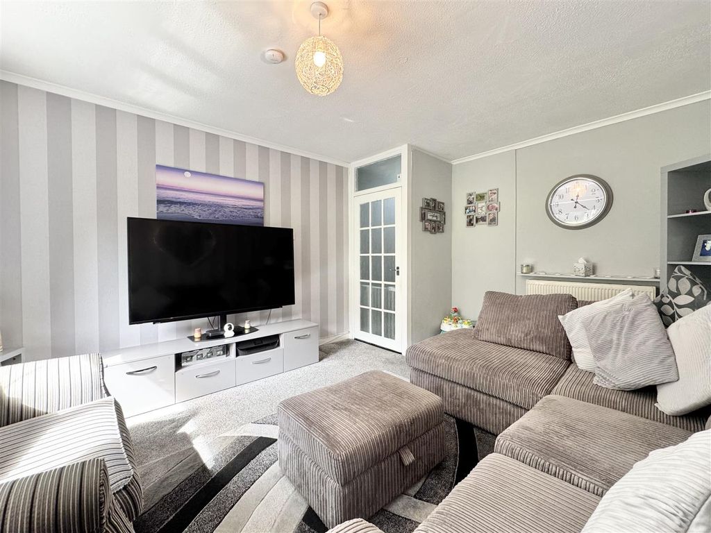 Property photo 3 of 11 Lounge