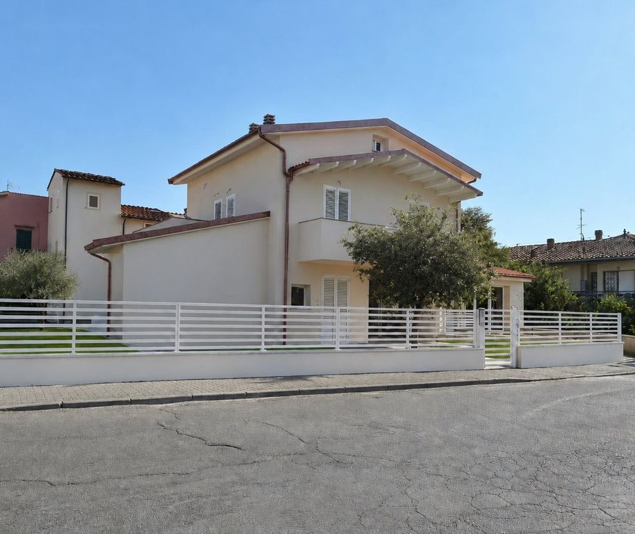 Property photo 1 of 34 Elegant Semi-Detached New-Build With Private Garden