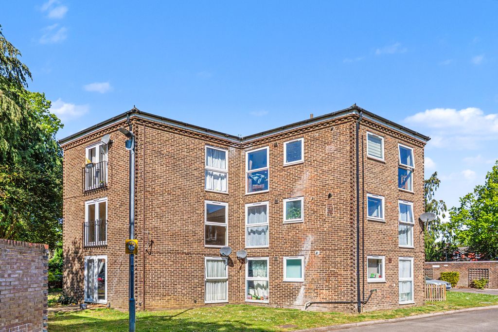 Property photo 2 of 19 8 Quinneys, Cambridge Road West, Farnborough Gu14 6Ra