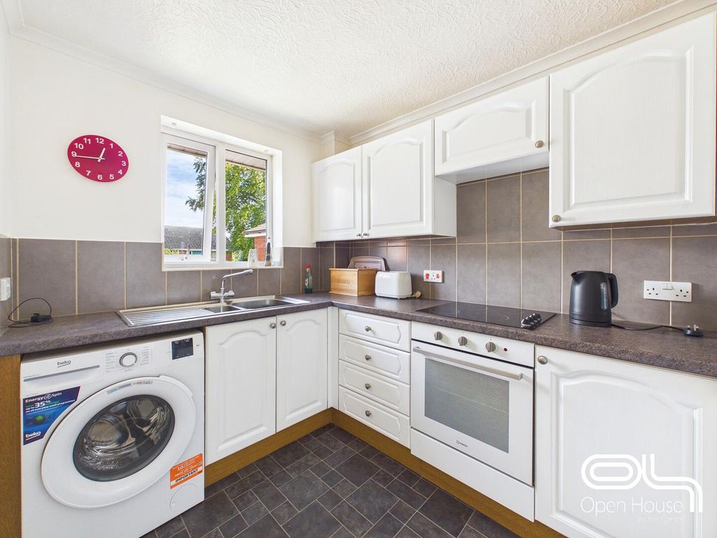 Property photo 3 of 8 Kitchen