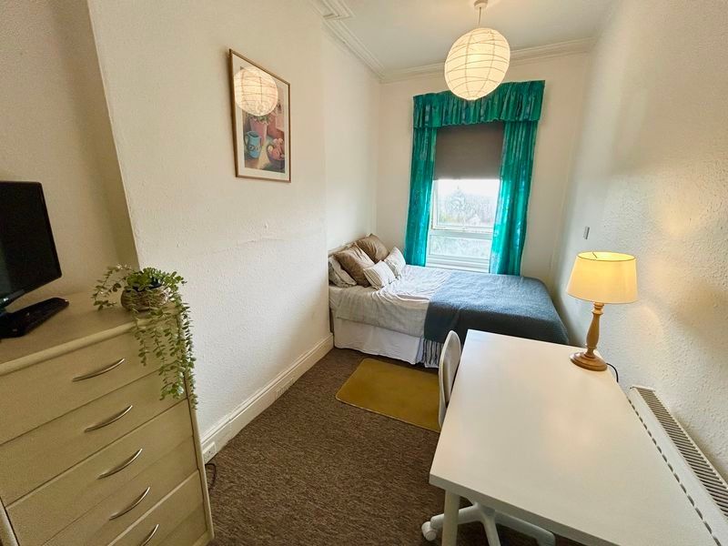 Property photo 3 of 10 Cozy Double Bedroom Featuring Large Windows That i...