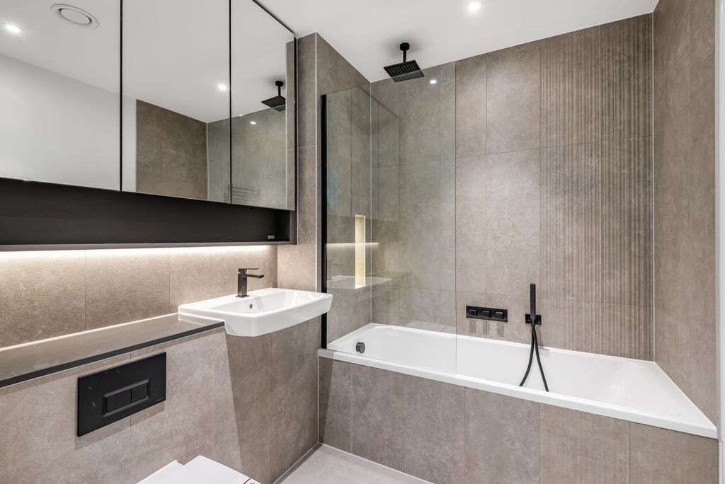 Property photo 3 of 14 Bathroom