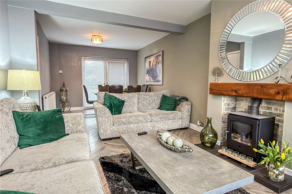 Property photo 3 of 17 Lounge