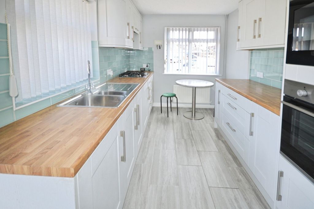 Property photo 2 of 14 Kitchen