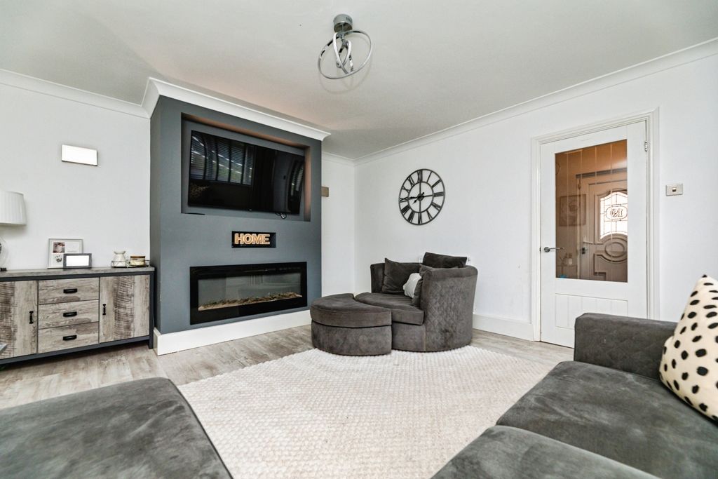 Property photo 2 of 25 Pbox-Living_Room-335716.Jpg