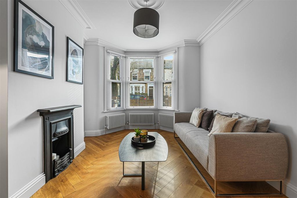 Property photo 2 of 29 Through Lounge