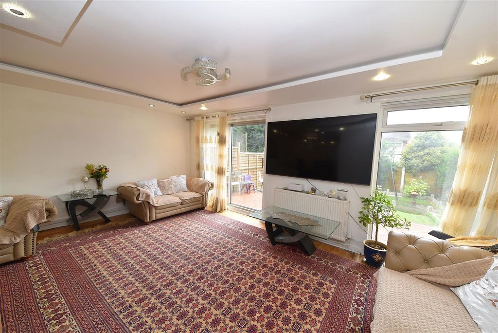 Property photo 3 of 23 Living3.Jpg