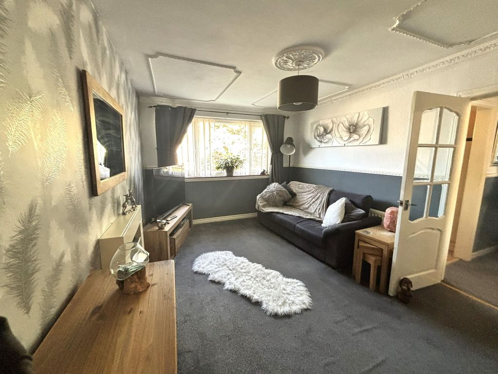 Property photo 2 of 11 Lounge