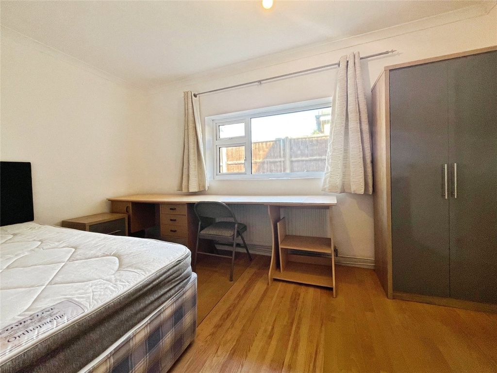 Property photo 3 of 9 Room