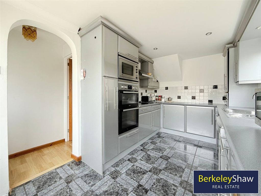 Property photo 3 of 18 Kitchen/Breakfast Room